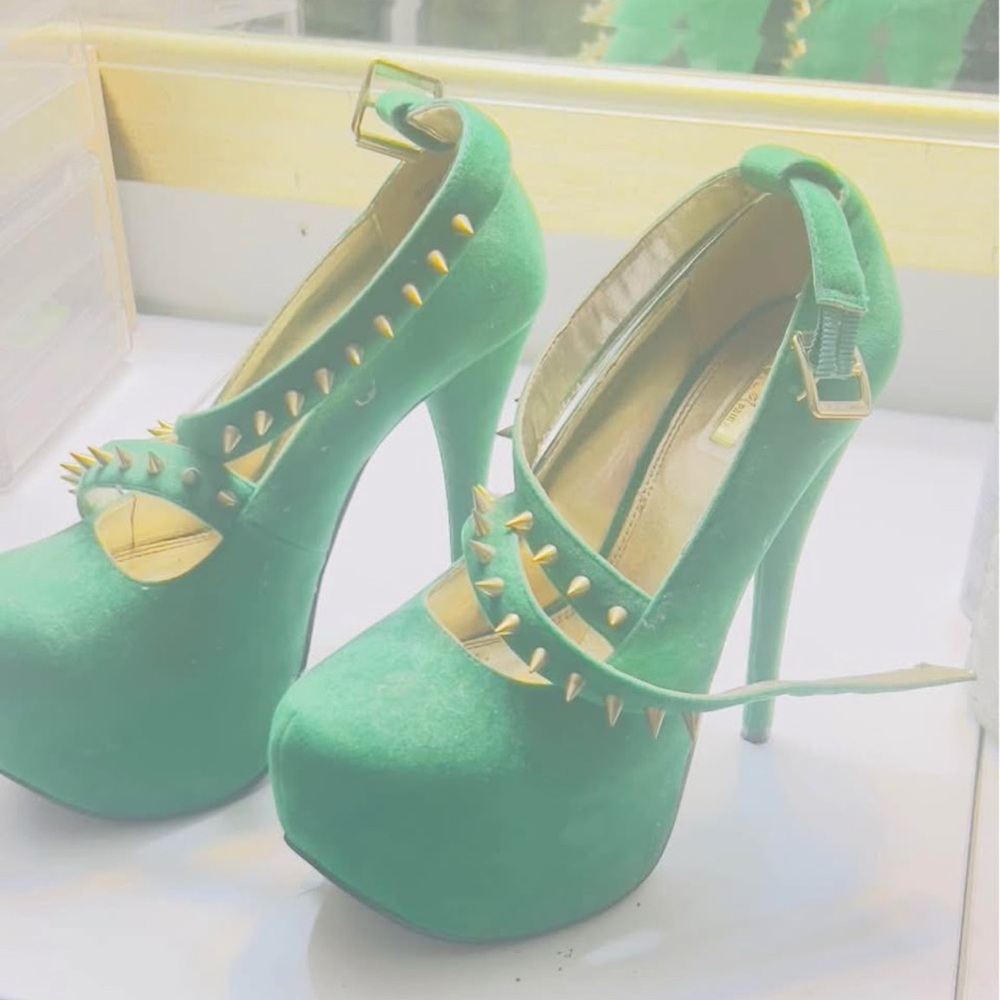 Wild Pair Green Platform Heels with Gold Accents